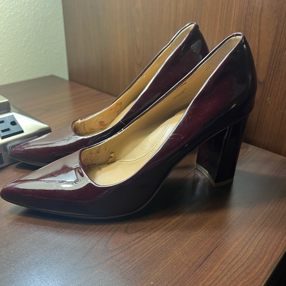 Banana Republic Burgundy Faux Patent Leather Chunky Heeled Pumps Size 7.5 - Picture 4 of 11